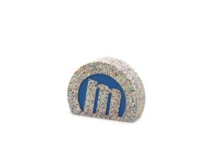 Oggetto in finto effetto pietra con logo M Mustang inciso in blu