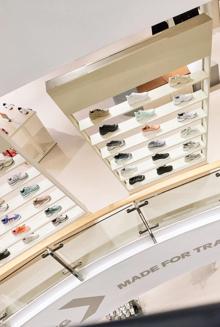 Vista generale piano terra con soffitto ovale e torri espositive scarpe su misura — flagship SportScheck Dortmund