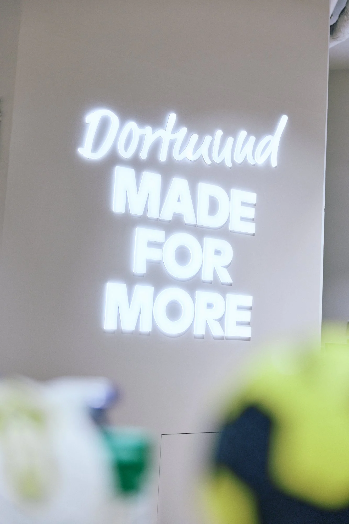 Insegna luminosa "Dortmund Made for More" — interior design flagship SportScheck Dortmund, VANDA Designers 2025