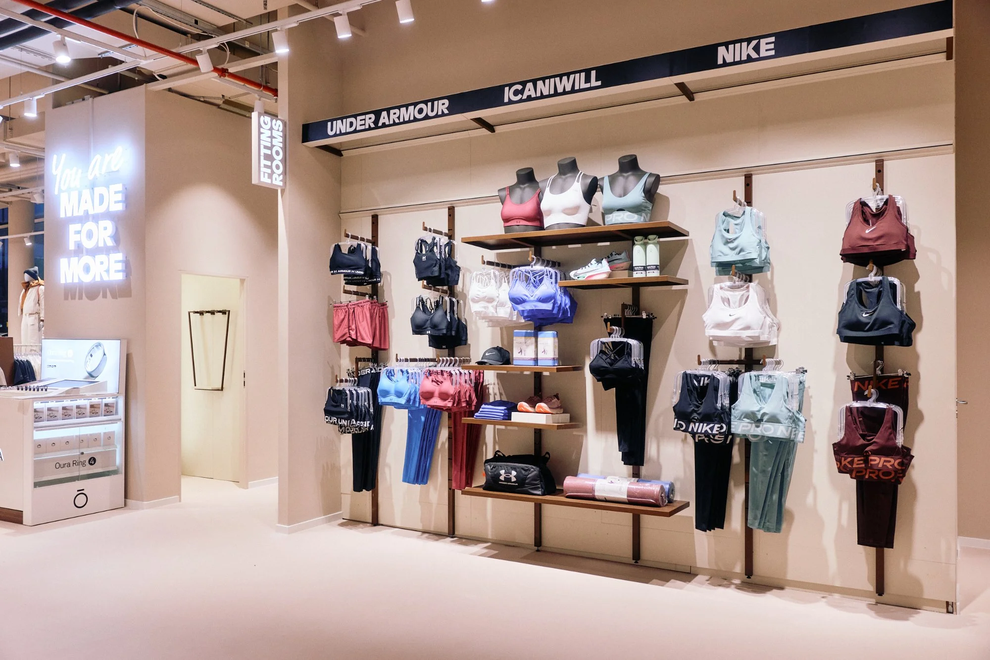 Parete activewear donna con palette pelle e neon "You Are Made for More" — SportScheck Dortmund piano terra