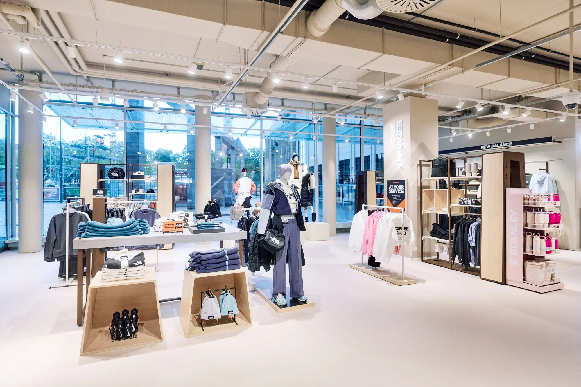 Torri espositive scarpe piano donna accanto al soffitto ovale — SportScheck Dortmund, VANDA Designers 2025