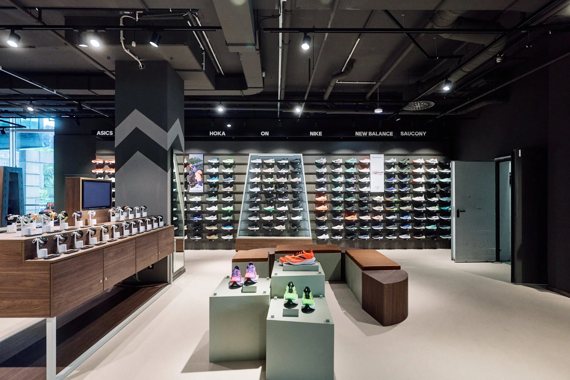 Shoe wall running con mobili in noce e segnaletica brand — piano uomo SportScheck Dortmund, VANDA Designers