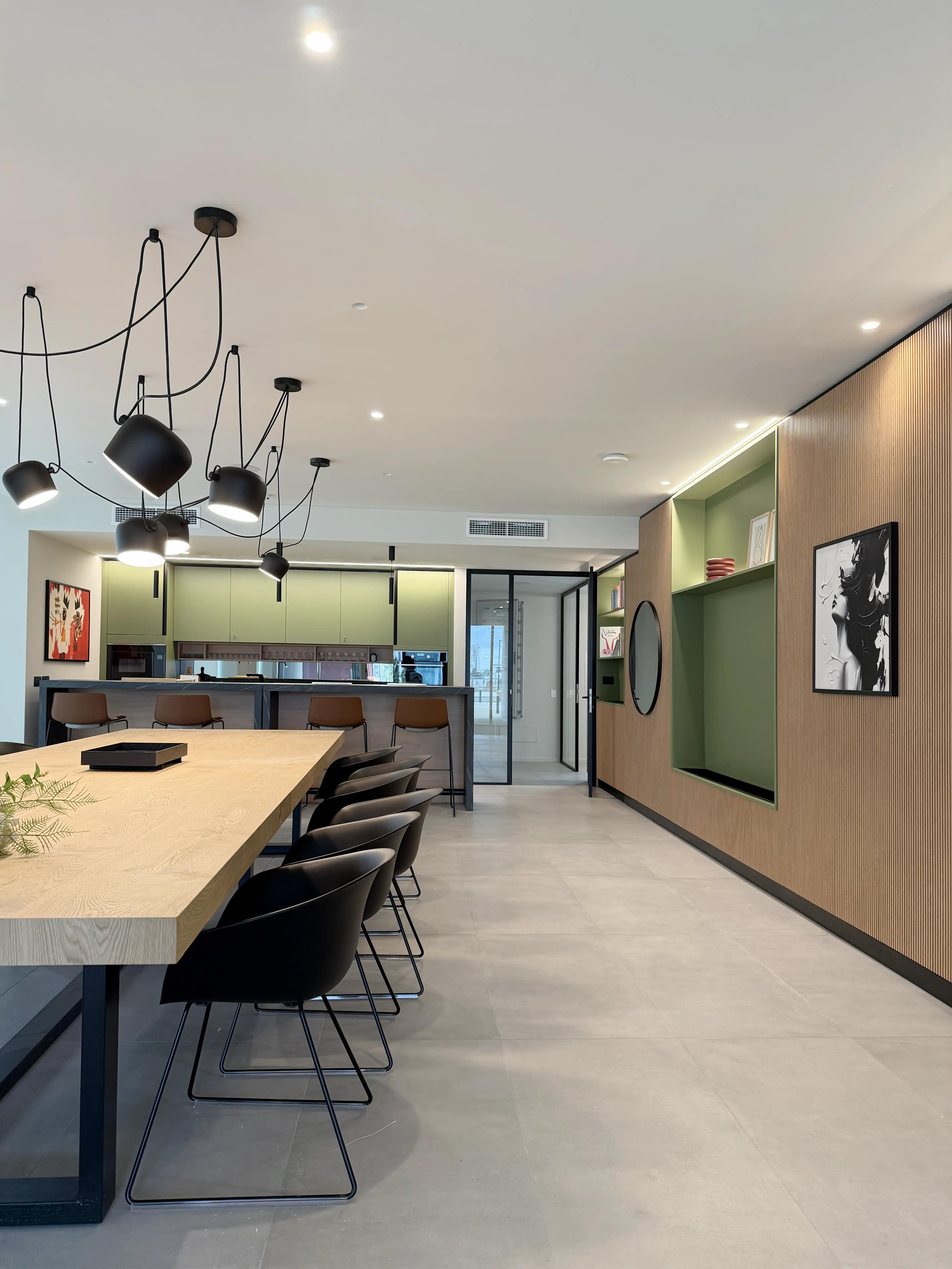 LivinUp SeiMilano clubhouse, grande tavolo in legno e sospensioni Flos, interior design amenities Milano