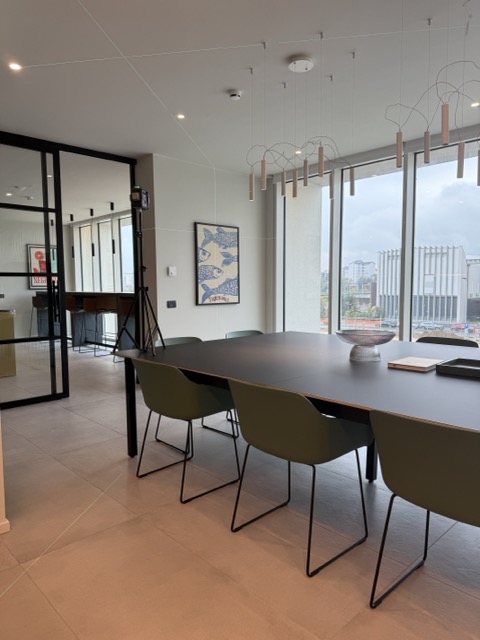 Livinup Milano amenities, kitchen with mirror, tabel, davide groppi lamp and big windows