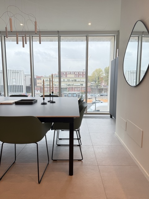 Livinup Milano amenities, kitchen with mirror, tabel, davide groppi lamp and a city view