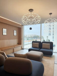 LivinUp SeiMilano coworking, informal meeting area with blue seating and natural light, interior design amenities Milan