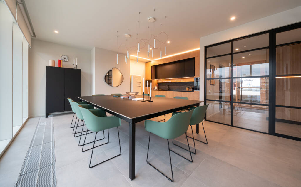 LivinUp SeiMilano spazio comune, area pranzo con tavolo e parete a specchio, interior design amenities Milano