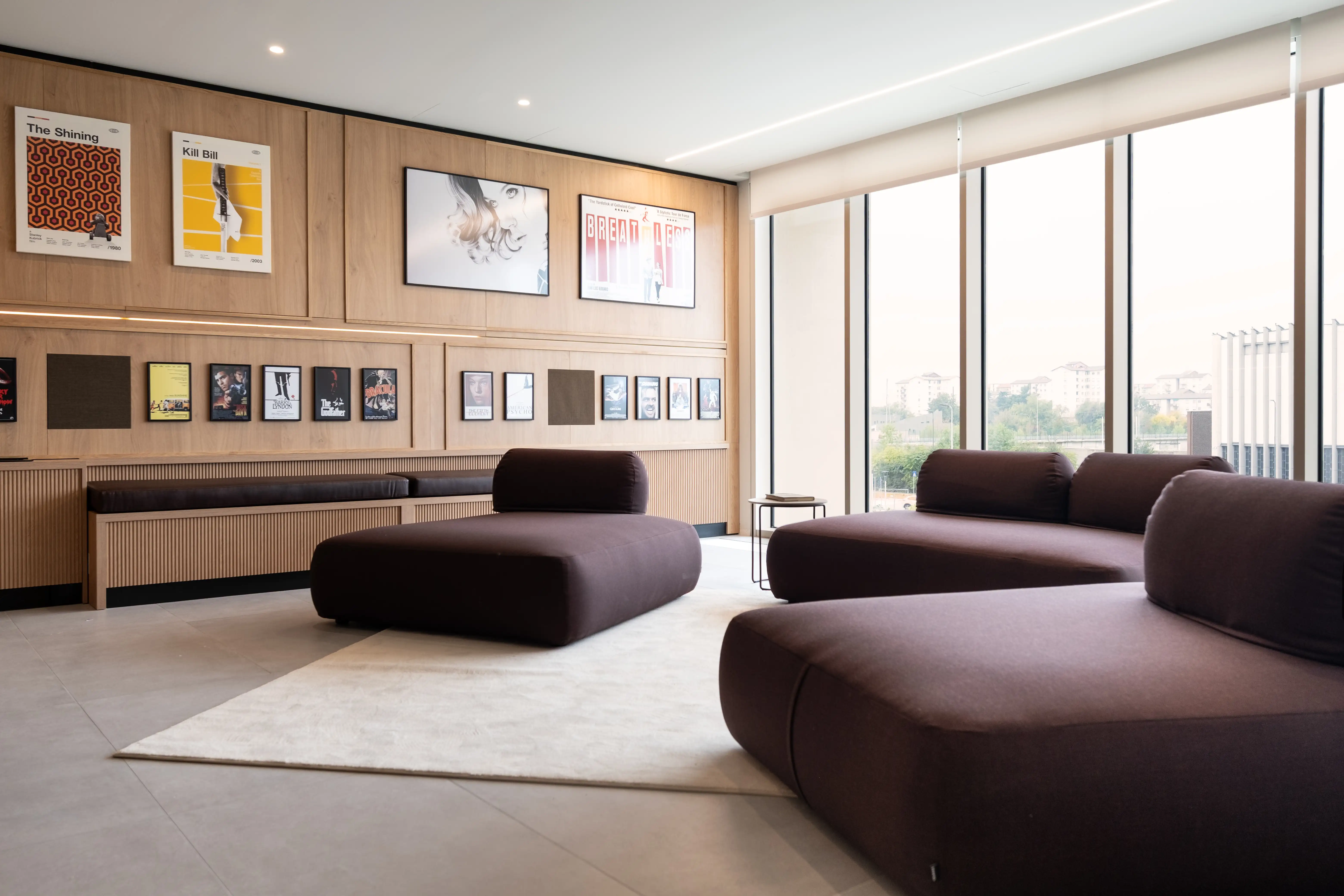 LivinUp SeiMilano sala cinema, parete con schermo e libreria su misura, interior design amenities Milano